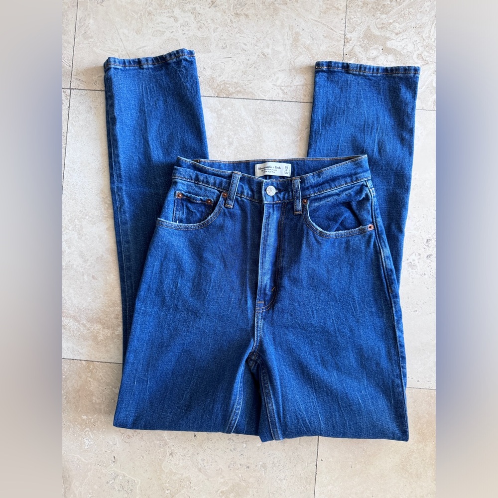 Abercrombie & Fitch Ultra High Rise 90s Slim Straight Jean CURVE LOVE